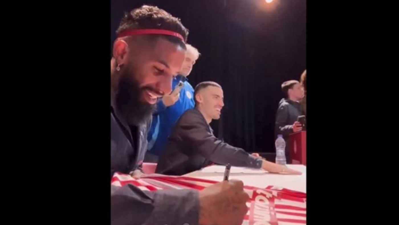 Ο Ροντινέι πήγε να υπογράψει αυτόγραφο σε φίλο του Ολυμπιακού: «Τράβα φανέλα μ@λ@κα»