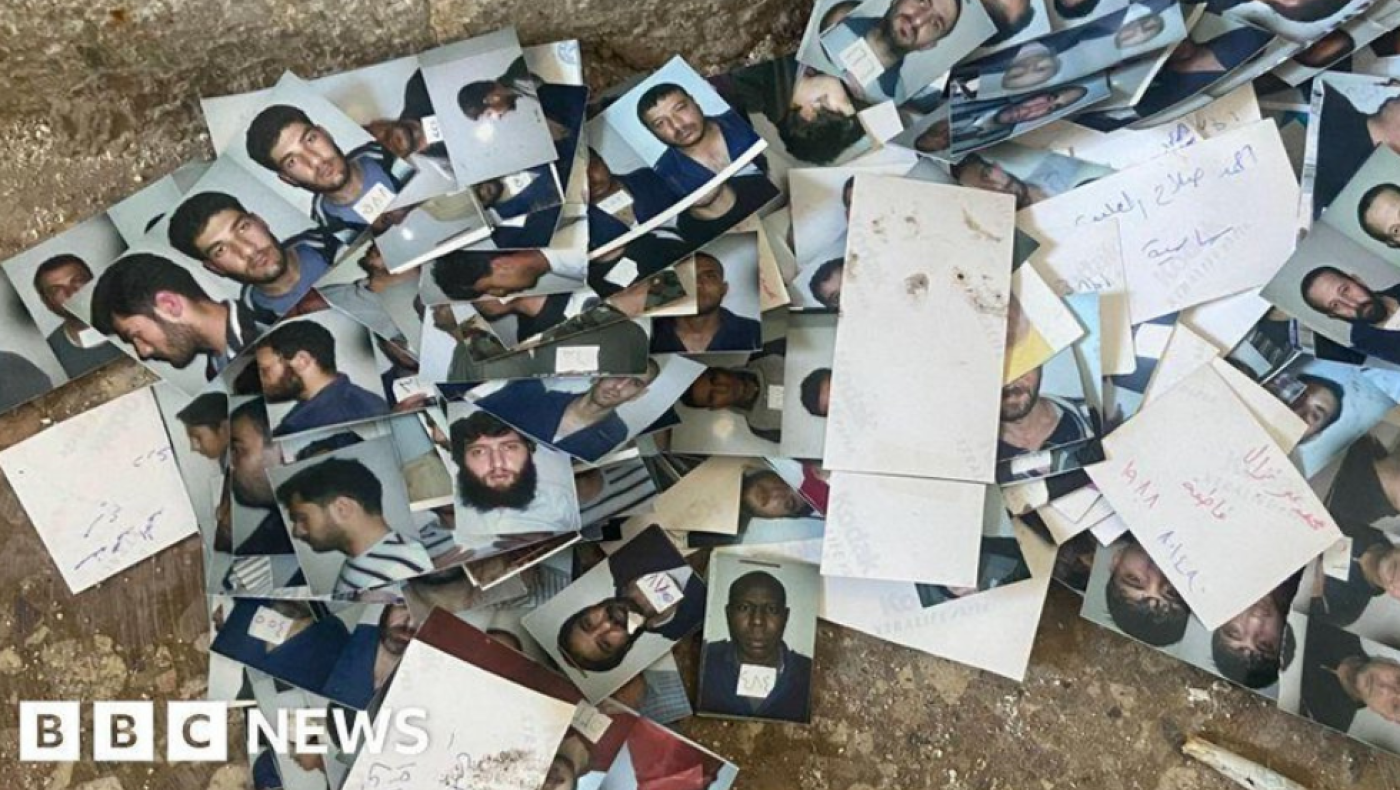 Φρικιαστικές εικόνες στη Συρία: Ξεθάβουν σακούλες με κρανία για να βρουν τους νεκρούς τους