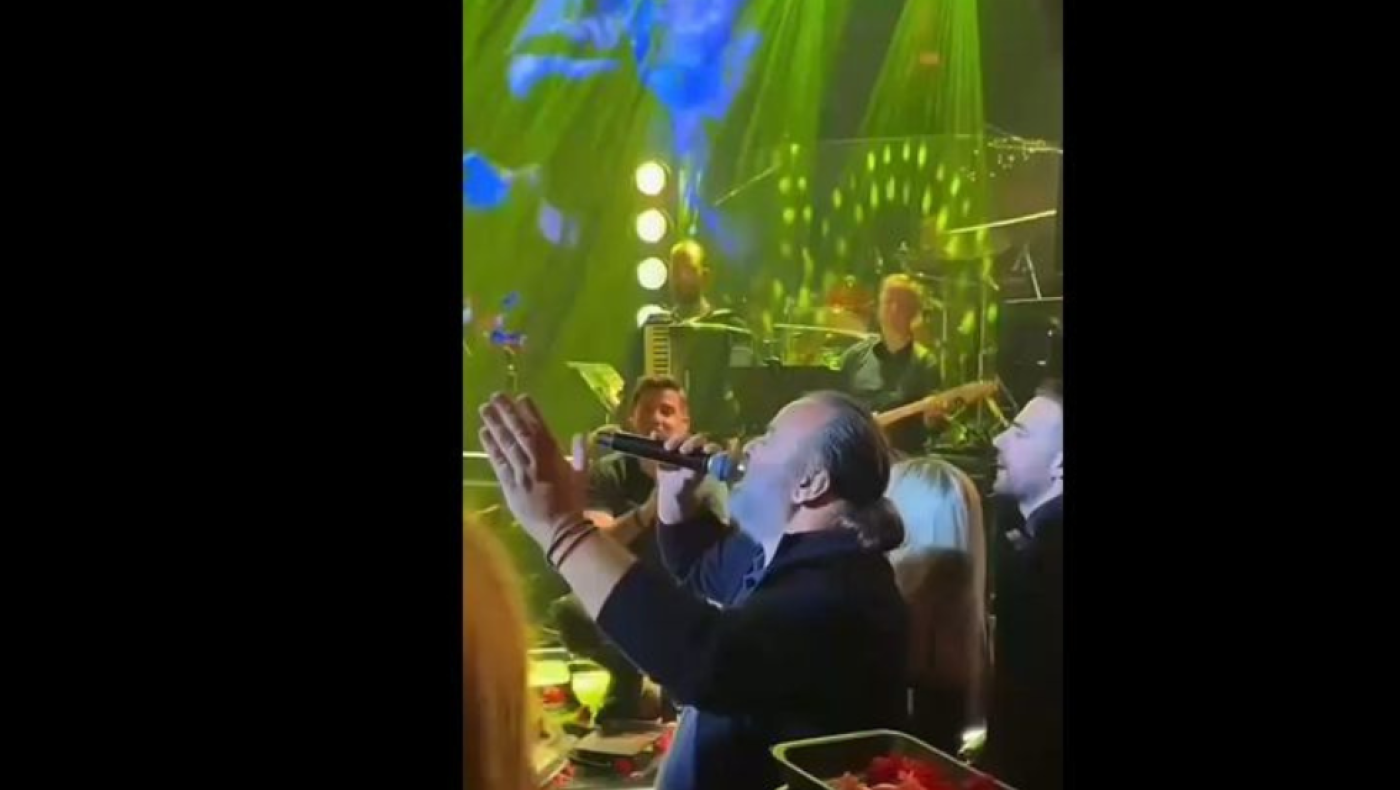 «Σόου» Ηλιόπουλου δίπλα στην Πέγκυ Ζήνα: Βροχή τα πανέρια στο ζεϊμπέκικο