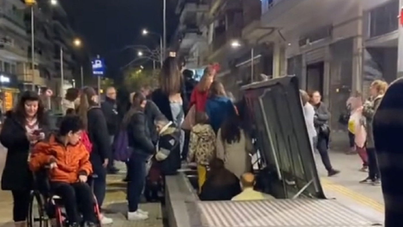 Μετρό Θεσσαλονίκης: Η στιγμή της εξόδου των επιβατών από την καταπακτή (vid)