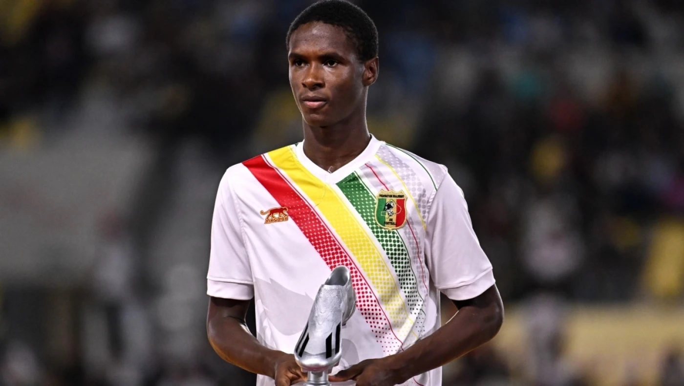 Η Μπαρτσελόνα «έδεσε» μέχρι το 2028 τον 17χρονο Ντιαρά