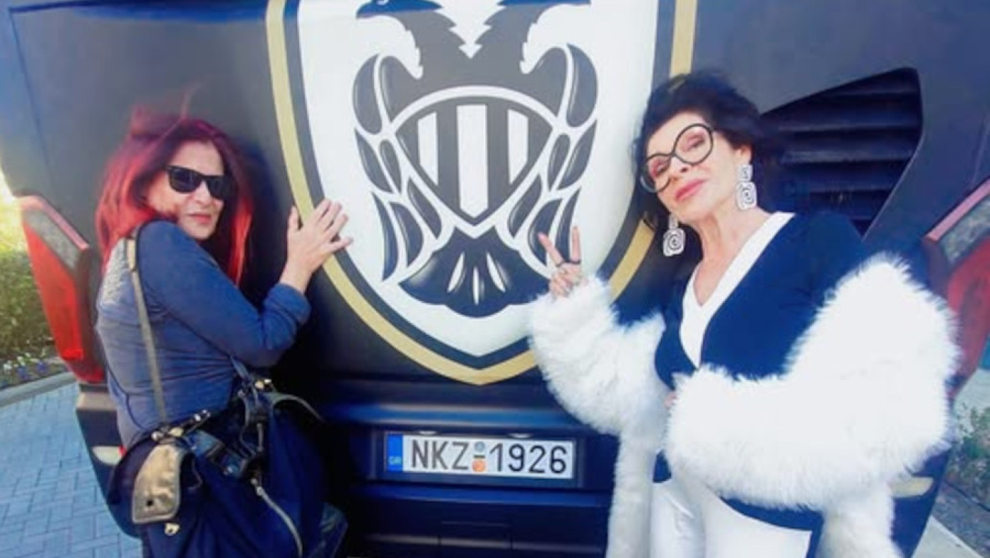 Η Πωλίνα φωτογραφήθηκε με το... αξιοθέατο λεωφορείο του ΠΑΟΚ