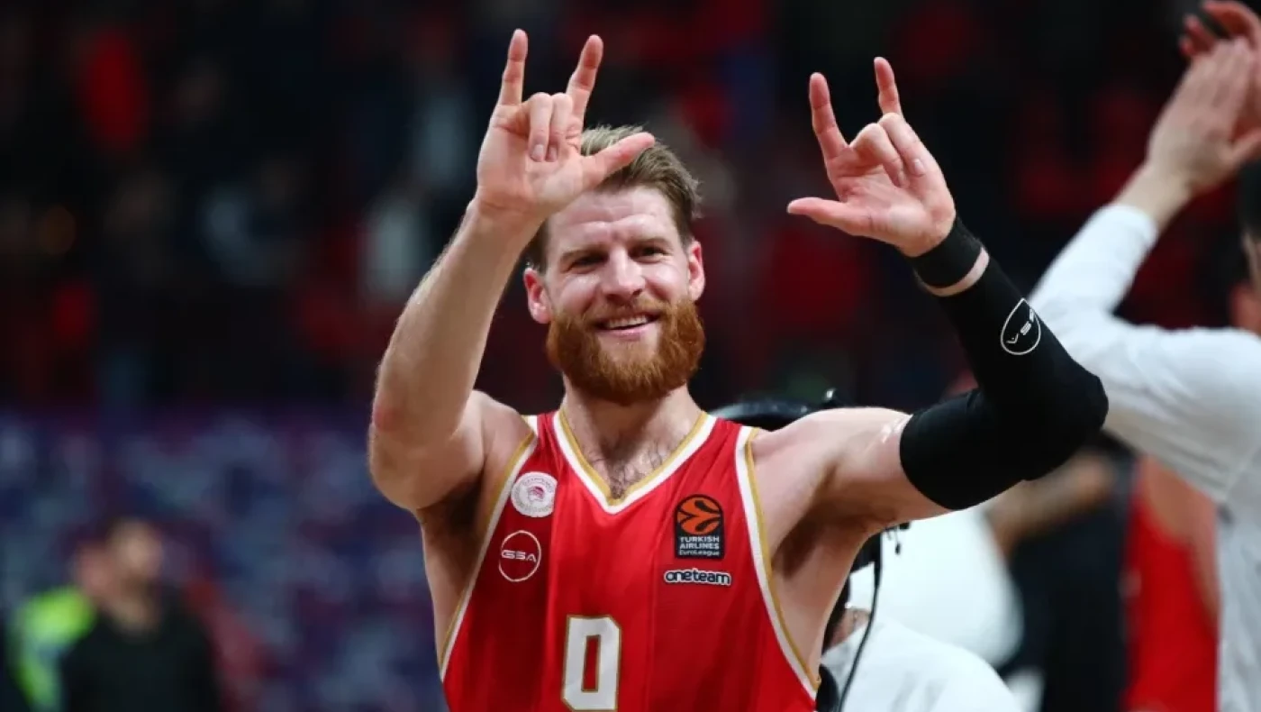 Ολυμπιακός: Ο Βεζένκοφ «έβγαζε» φωτιές, ο Τόμας ήταν... Γουόκαπ και ο Coach B χαμογελάει ξανά