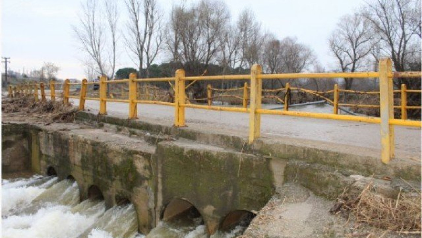 Θεσσαλονίκη-TΩΡΑ: Φωτιά στη Σίνδο- Έκλεισε η παλιά γέφυρα του Γαλλικού