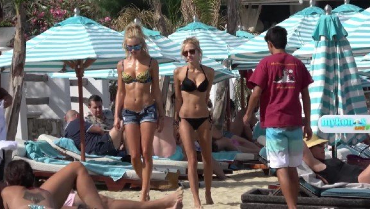 Συνεχίζει να «κολάζει» τη Μύκονο η Τζούλια Νόβα (pics)