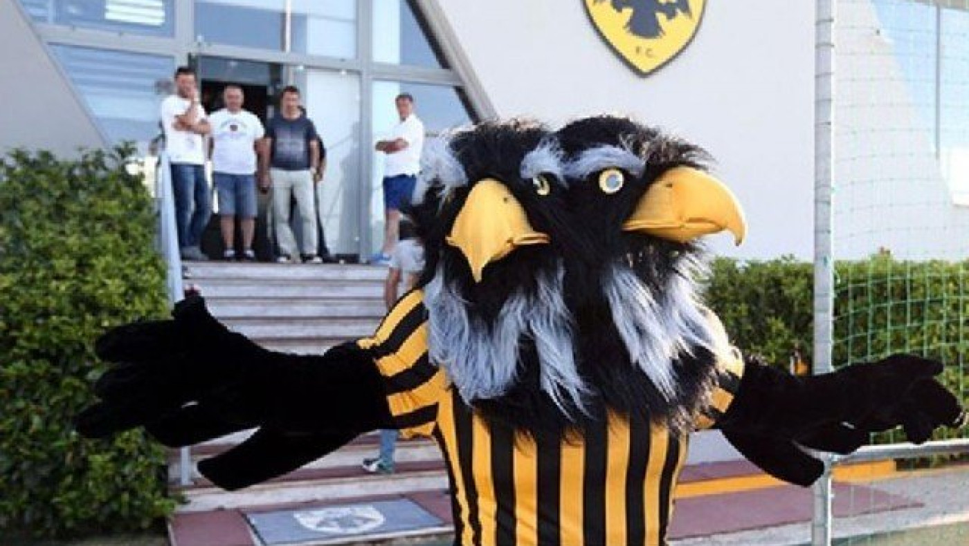 Η  νέα  μασκότ  της ΑΕΚ   που... απογοήτευσε (pics+vid)