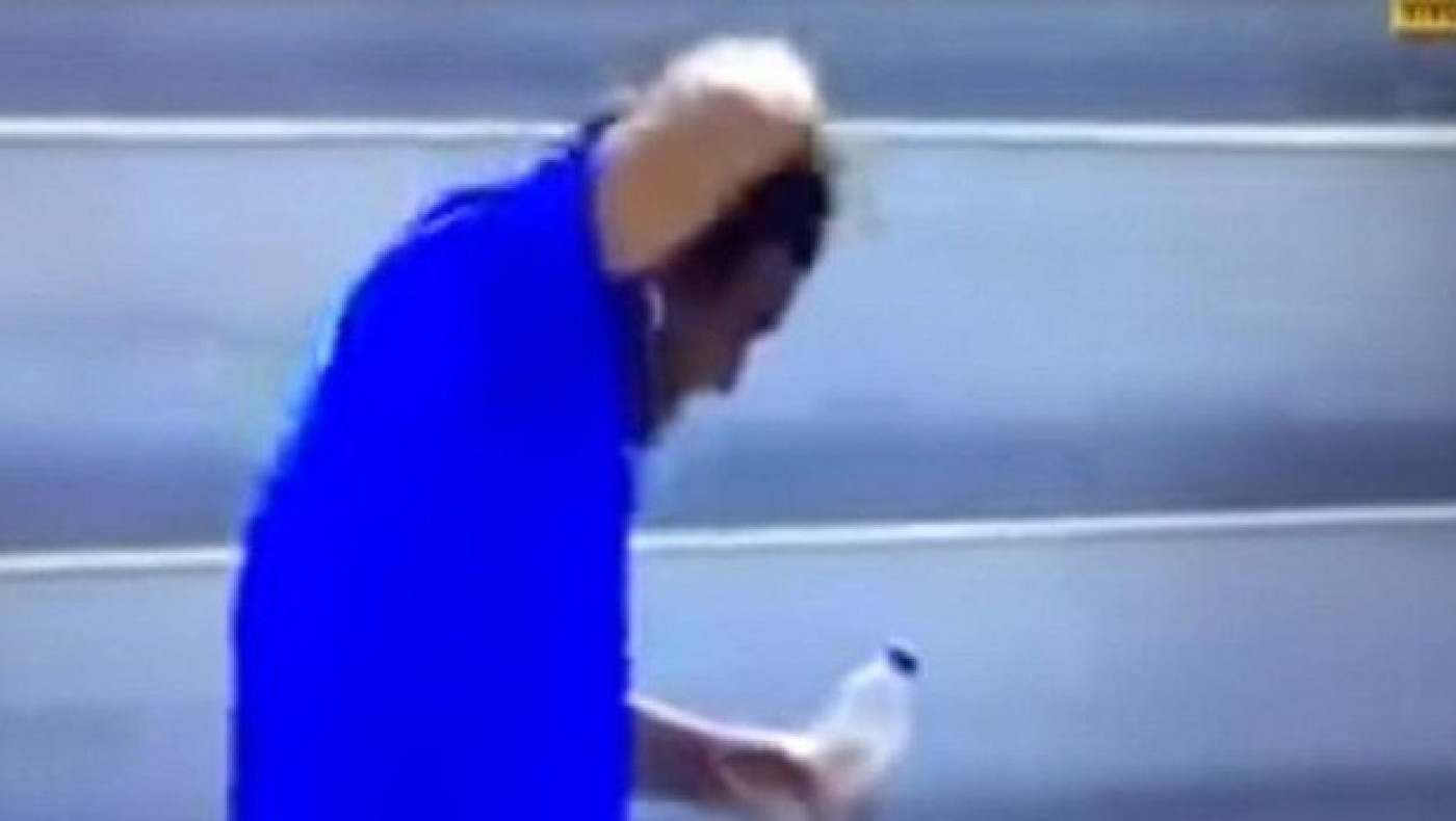 Σμήνος μελισσών διέκοψε ποδοσφαιρικό αγώνα! (video)