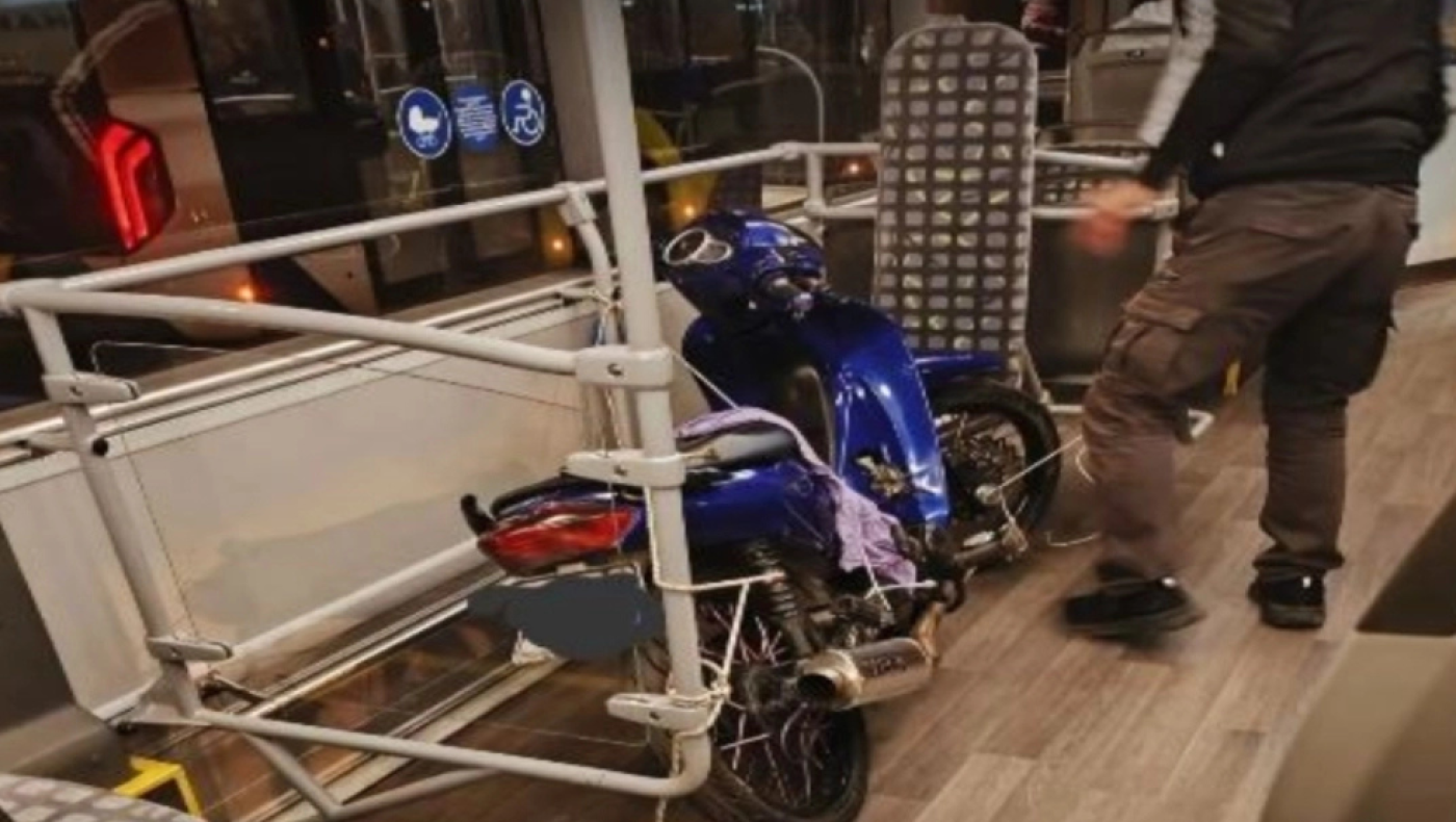 Τραγικό σκηνικό σε λεωφορείο: Οδηγός «παρκάρει» το μηχανάκι του στη θέση ΑΜΕΑ