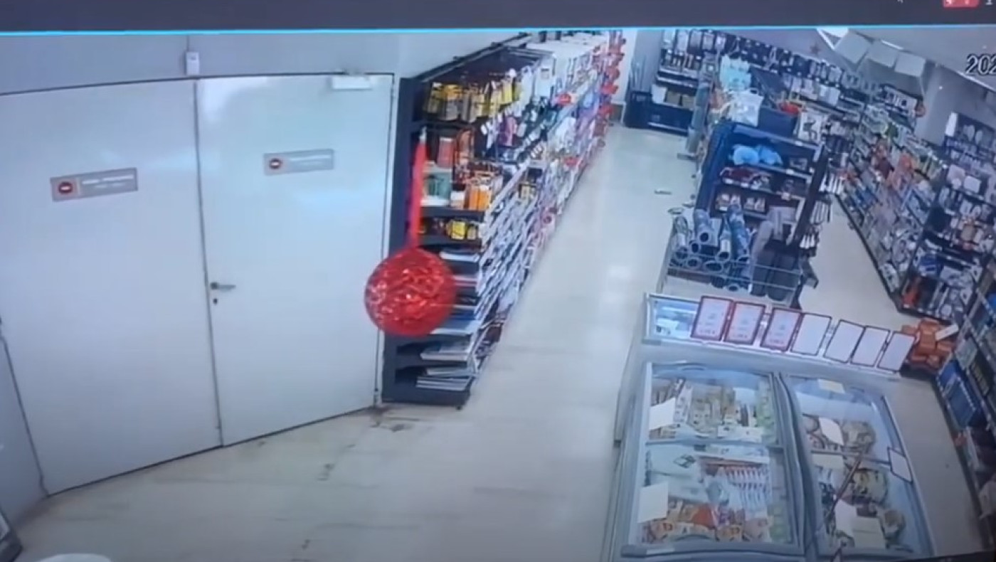 Αγρίνιο: Καρέ καρέ η στιγμή του σεισμού σε σούπερ μάρκετ-Αποκολλήθηκε τμήμα της οροφής!