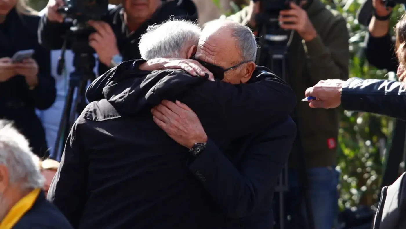 Κηδεία Χαρδαβέλλα: Αγκαλιασμένοι και δακρυσμένοι Λιάνης και Δημαράς