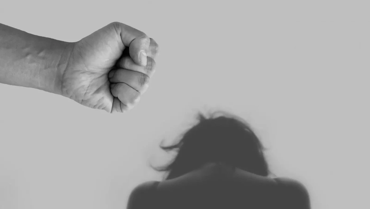 Θεσσαλονίκη: Ξυλοκόπησε τη γυναίκα του όταν έμαθε ότι διατηρεί εξωσυζυγική σχέση