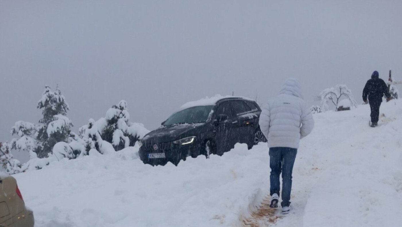 Πιερία: «Κόλλησαν» πέντε αυτοκίνητα λόγω χιονόπτωσης σε καταφύγιο στον Όλυμπο