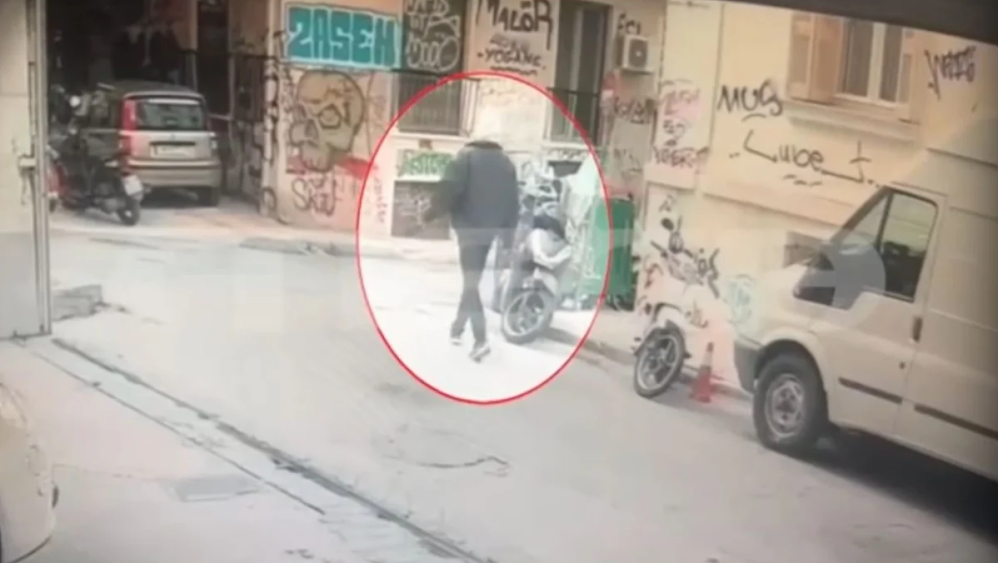 Εξάρχεια-Βίντεο ΣΟΚ: Η στιγμή της επίθεσης με λοστό στην 29χρονη