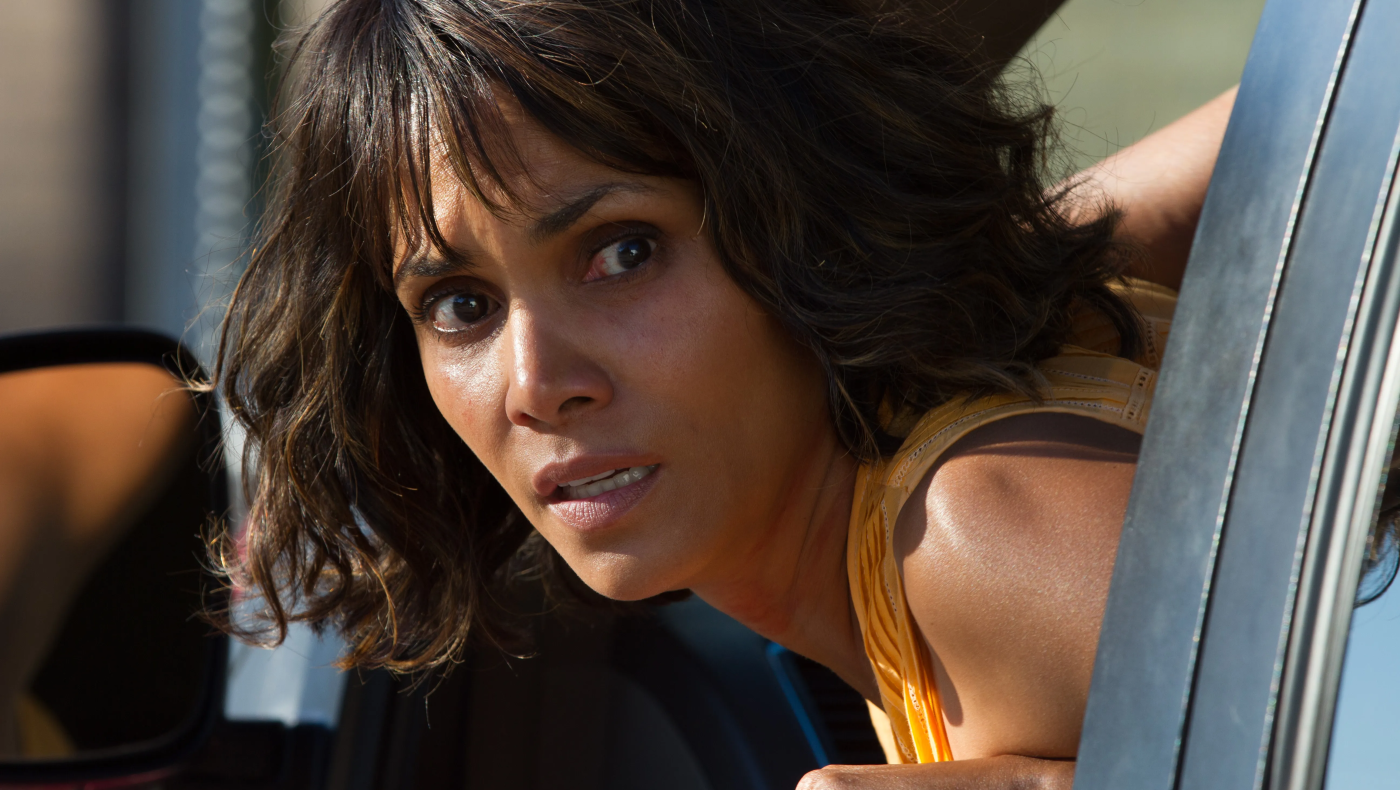 Χάλι Μπέρι: Η χριστουγεννιάτικη φωτογραφία με μαγιό που «έριξε» το Instagram