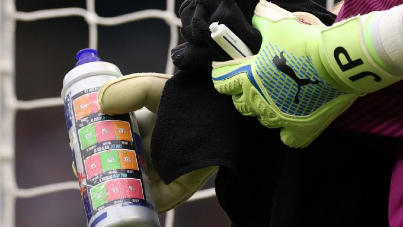 Premier League: Με σκονάκι στο μπουκάλι έπιασε το πέναλτι του Χάαλαντ ο Πίκφορντ!