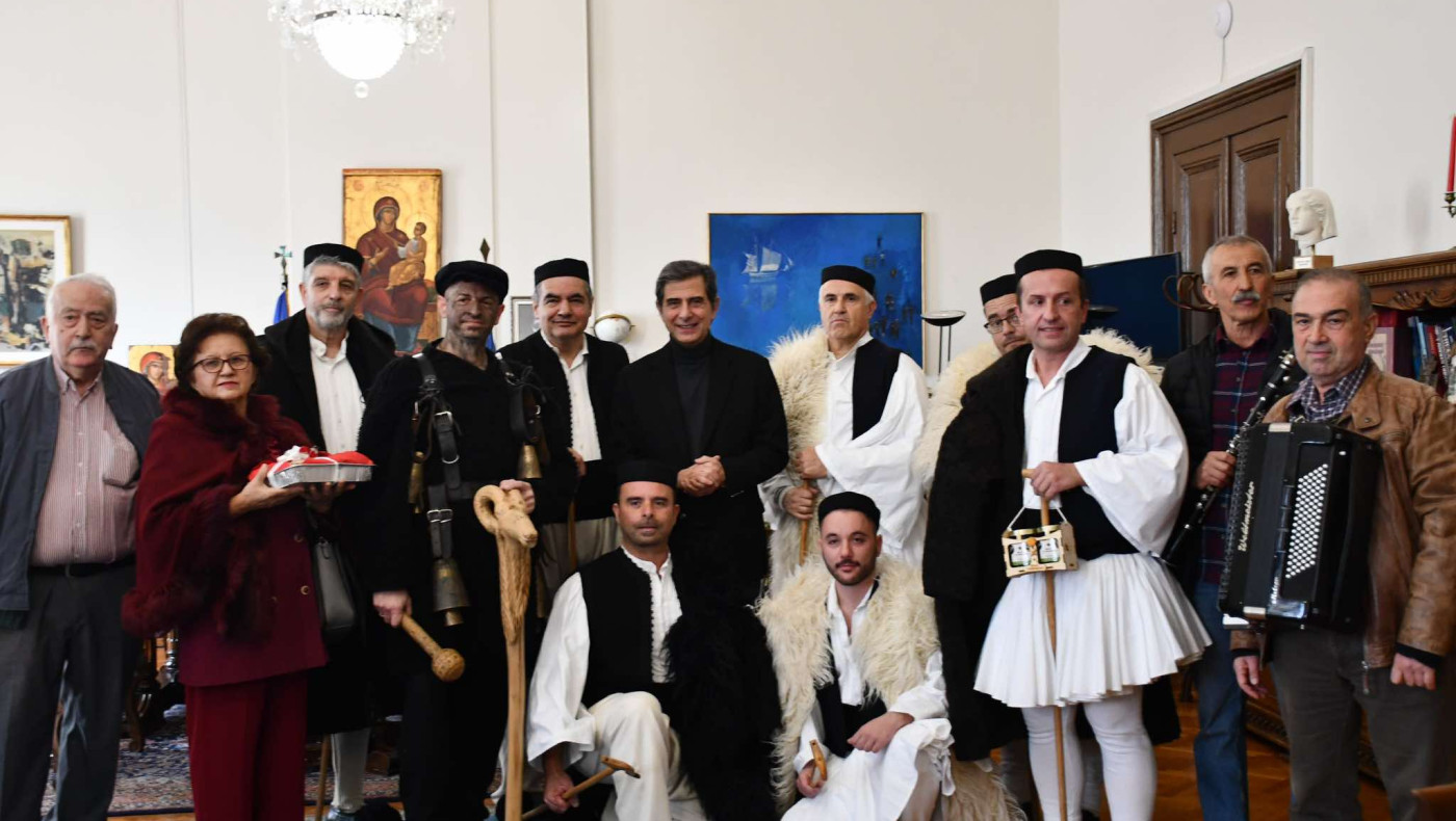 Πρωτοχρονιάτικα κάλαντα στο ΥΜΑΘ και ευχές από τον Γκιουλέκα για το 2025