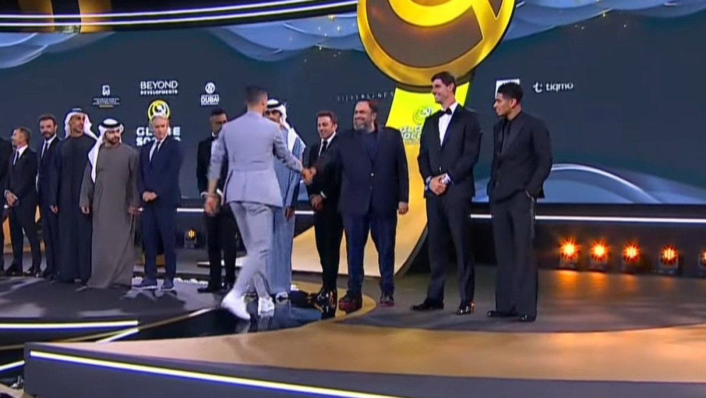 Χειραψία Μαρινάκη-Κριστιάνο στη σκηνή των Globe Soccer Awards