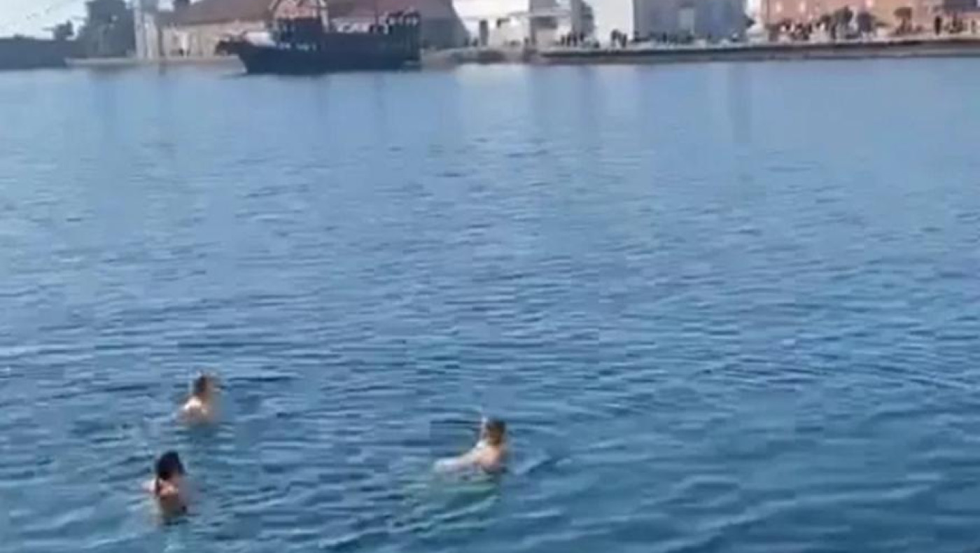 Θεσσαλονίκη: Φοιτήτριες από την Πορτογαλία και το Βέλγιο βούτηξαν στον Θερμαϊκό για το πρώτο μπάνιο του 2025!