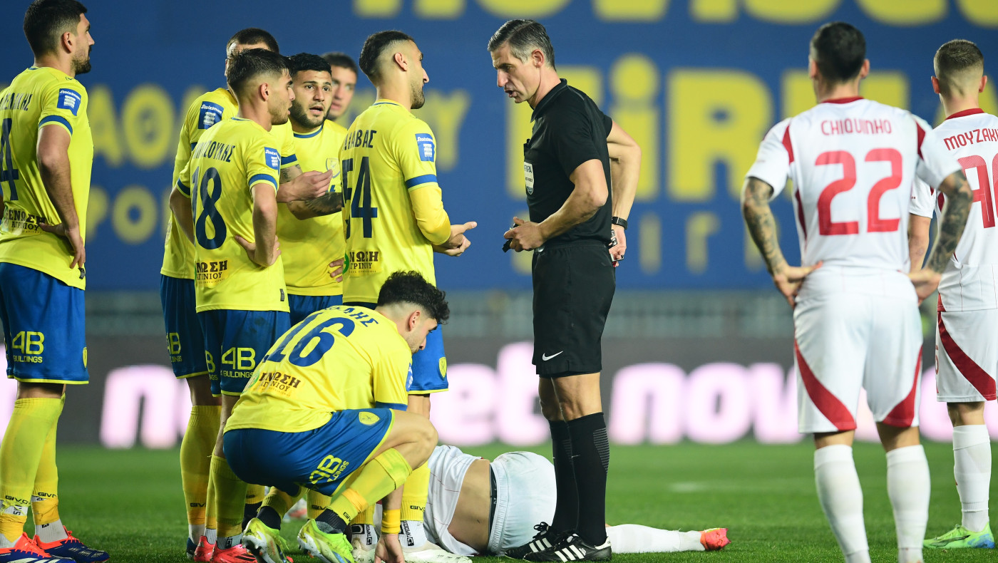 Αηδία! Βρόμισε το πρωτάθλημα! Οι Έλληνες «χειρούργοι» διαιτητές βγάζουν τον πρωταθλητή!