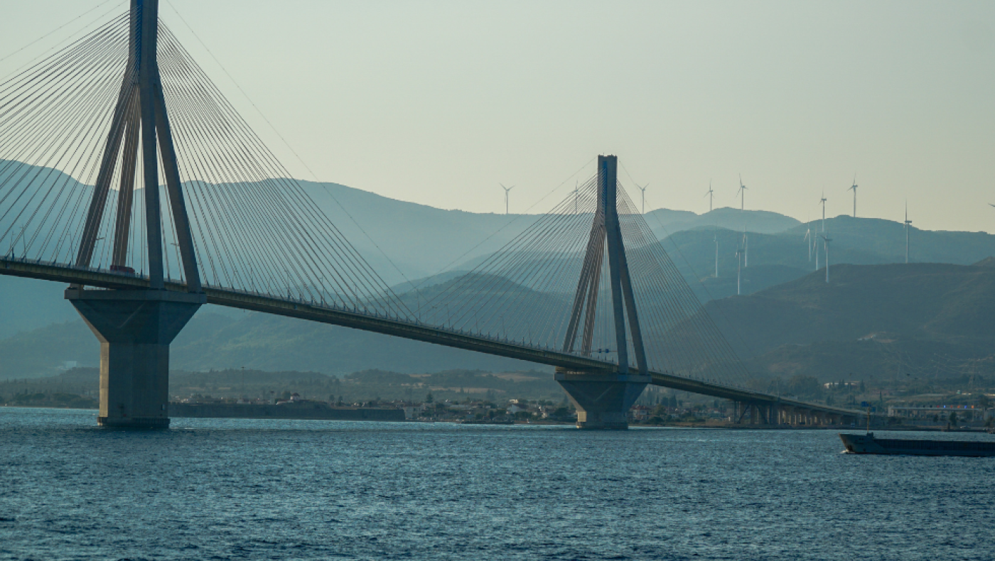Άνδρας πήδηξε από τη γέφυρα Ρίου-Αντιρρίου: Δεν κατάφεραν να τον σταματήσουν οι αστυνομικοί