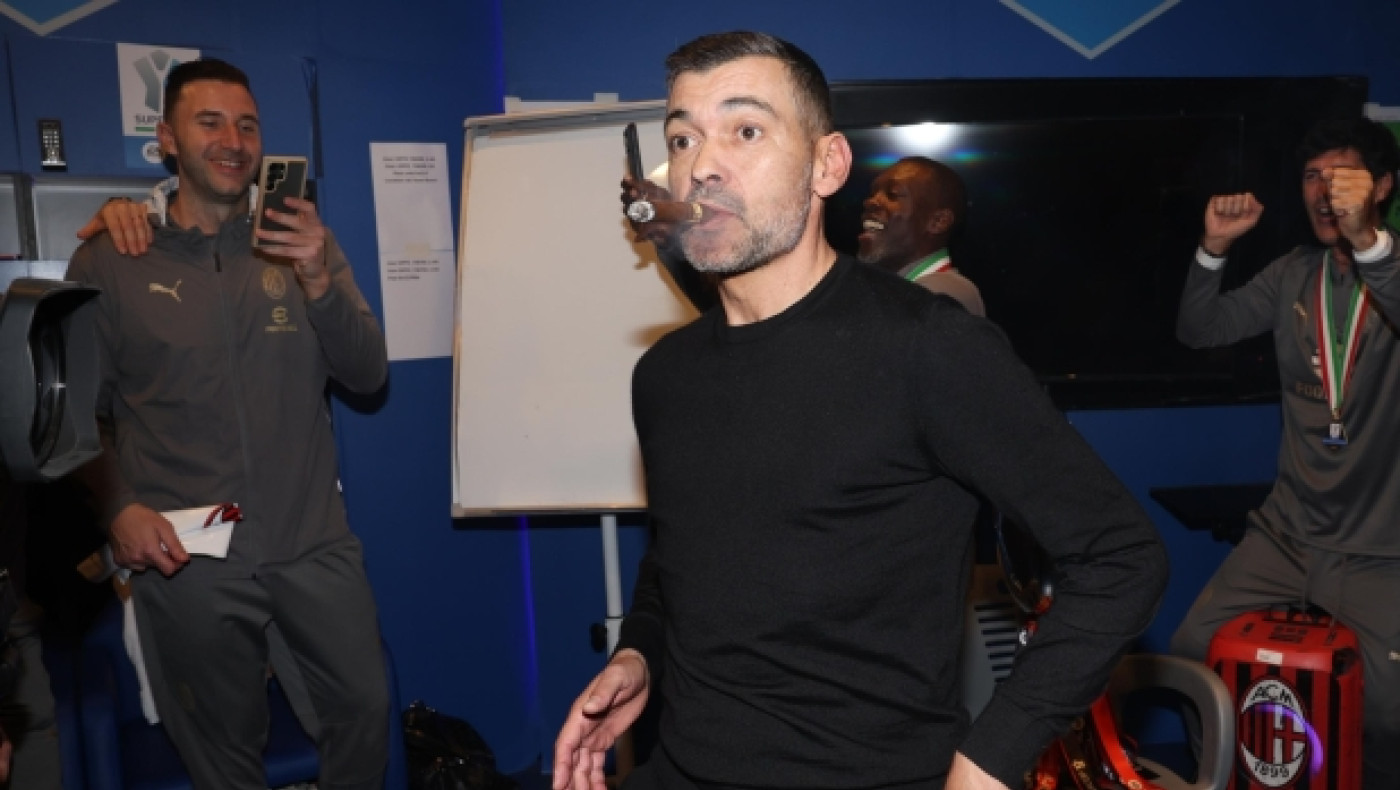 Σέρτζιο Κονσεϊσάο: Έκανε χαμό με χορό και πούρα μετά την κατάκτηση του Σούπερ Καπ (VIDEO)