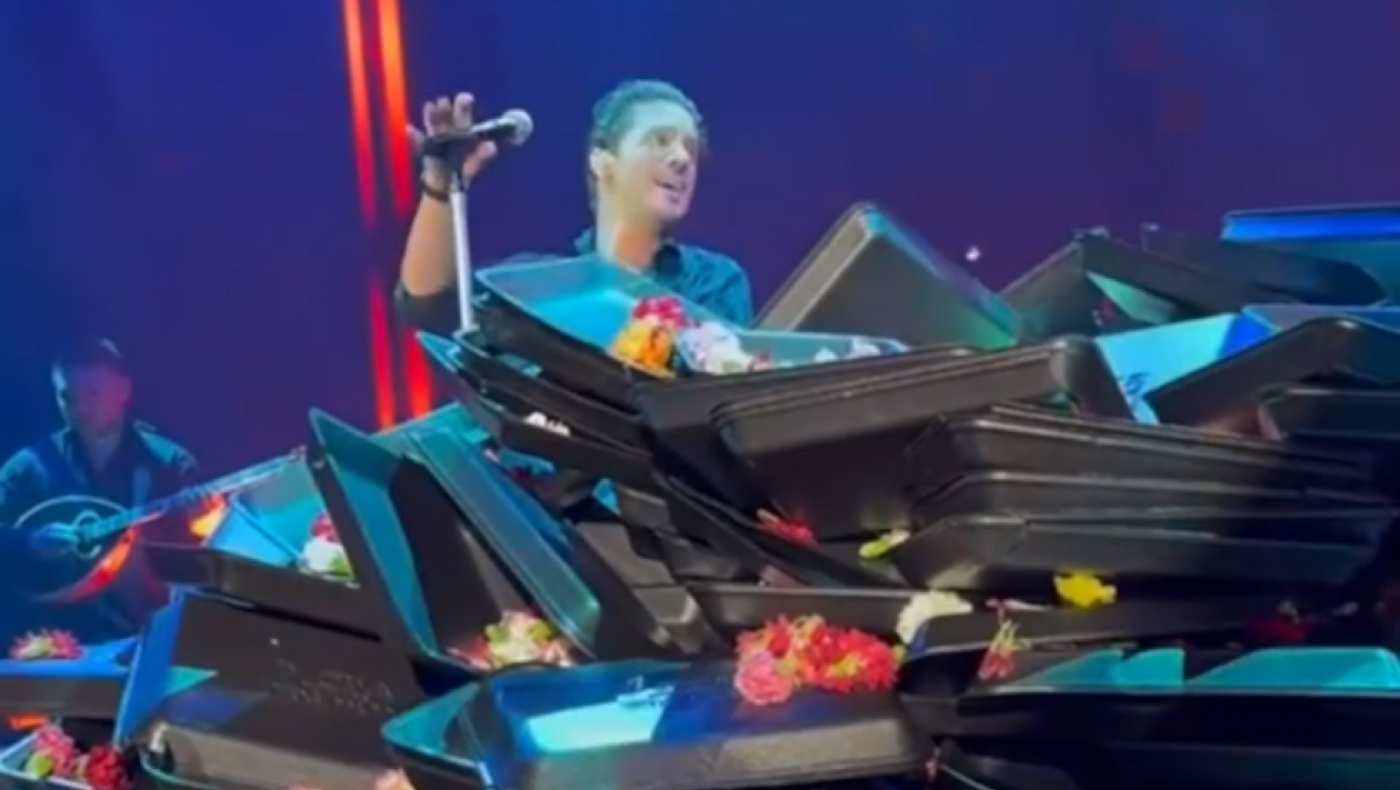 Χάθηκε...ξανά από τα λουλούδια ο Νίκος Οικονομόπουλος