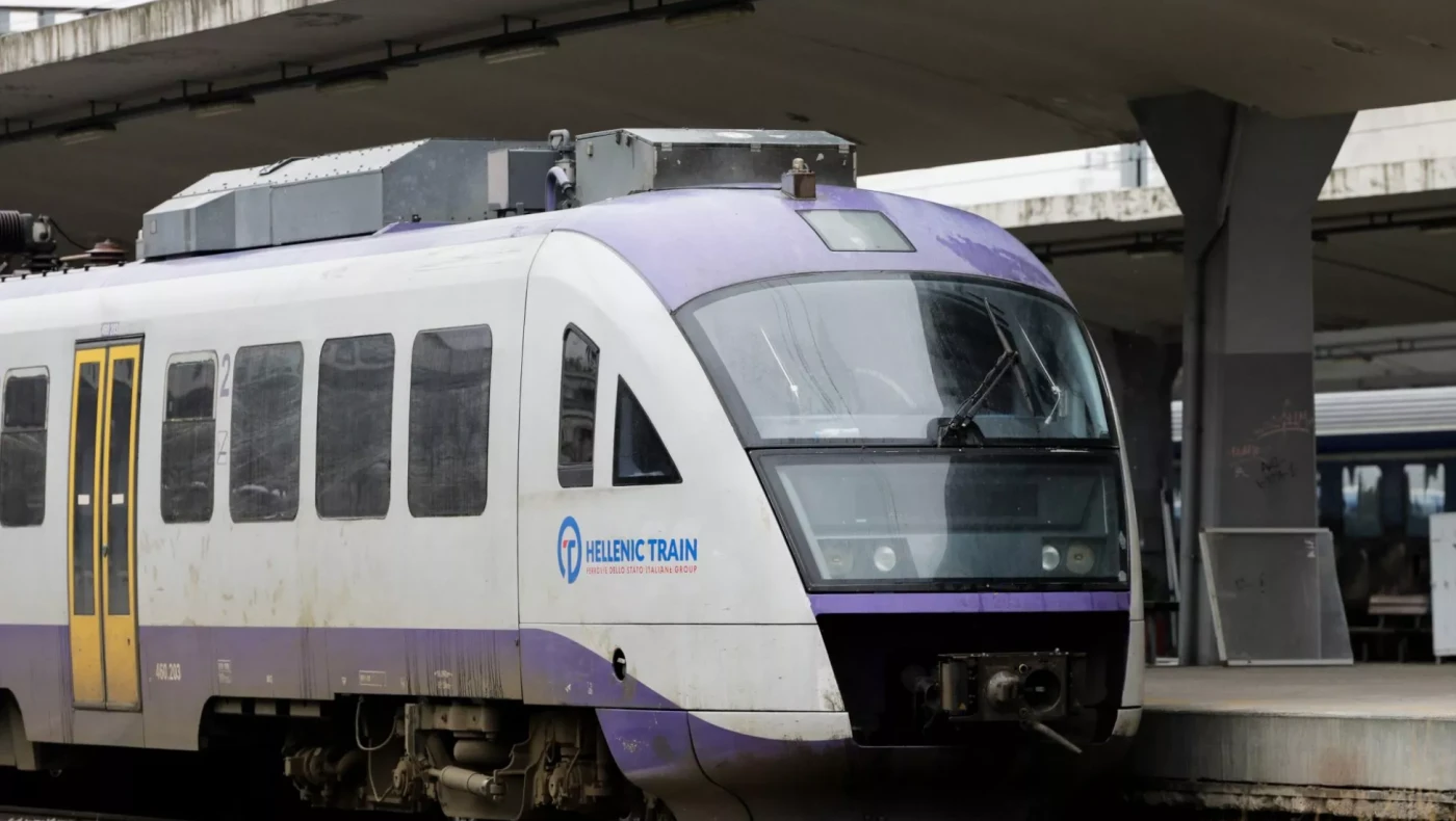 Πάτρα: Σύγκρουση προαστιακού με ΙΧ – Γιατί ήταν ανεβασμένες οι μπάρες