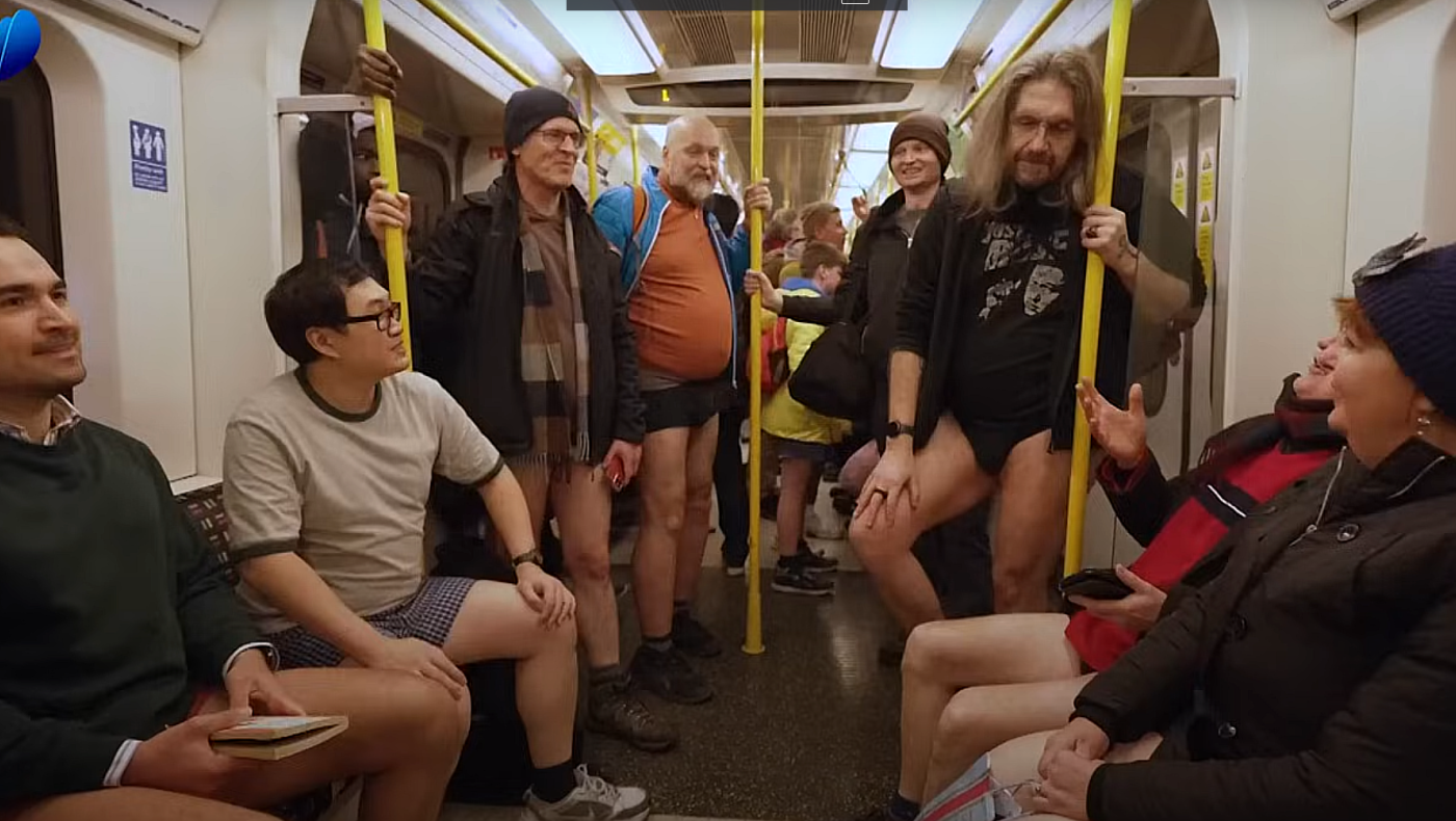 Λονδίνο: Γιατί γέμισε με... εσώρουχα το μετρό