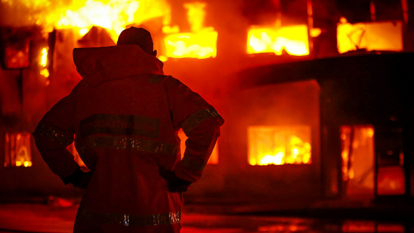 Κόλαση φωτιάς στο Κορωπί: Στις φλόγες το εργοστάσιο της «Καραμολέγκος»