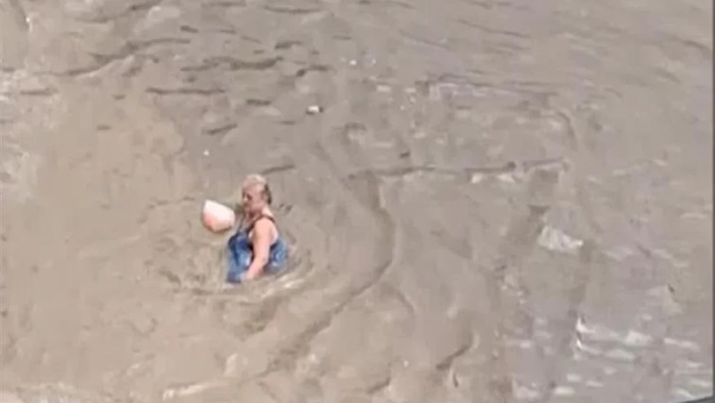 Άλιμος: Ηλικιωμένη κολυμπούσε σε λίμνη από... βοθρολύματα!