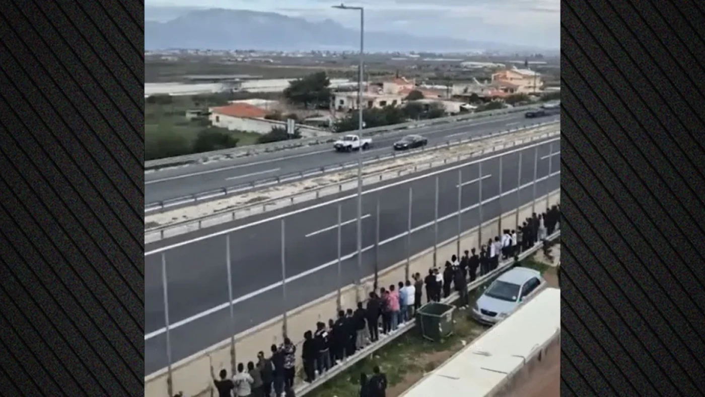 Ρομά στήνουν κόντρες με «πειραγμένα» αγροτικά στην Εθνική Οδό Αθηνών - Κορίνθου