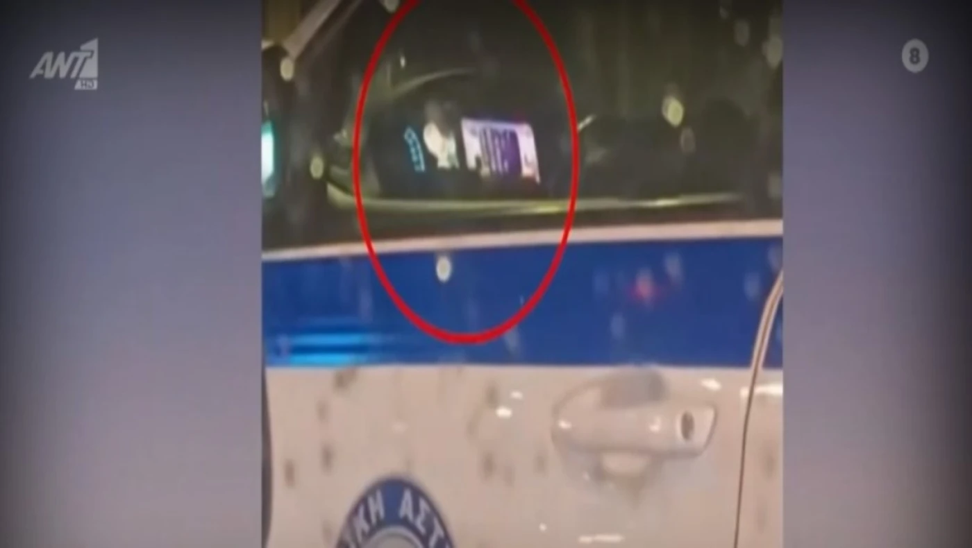 Αστυνομικοί παίζουν «φρουτάκια» μέσα στο περιπολικό!