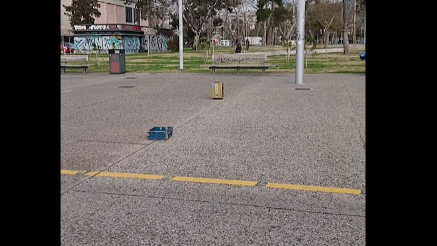 Θεσσαλονίκη: Μοναχικό...μεγάφωνο παίζει στη διαπασών λαϊκά στη Νέα Παραλία