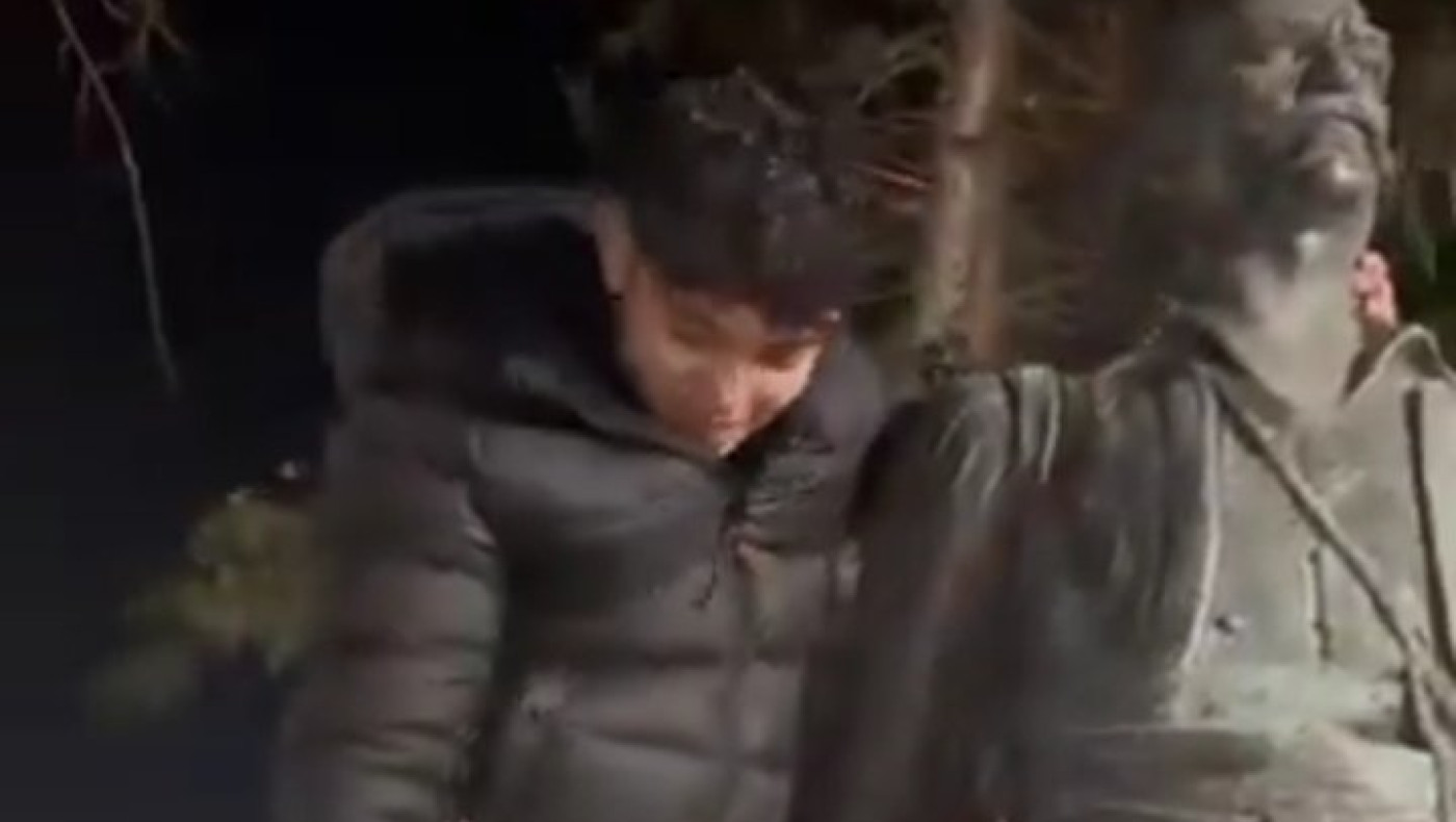 Θύελλα αντιδράσεων: Νεαρός βρίζει και φτύνει ανδριάντα ήρωα της ελληνικής επανάστασης