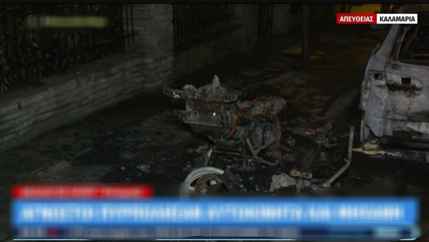 Θεσσαλονίκη: Αυτοκίνητο και μοτοσικλέτα τυλίχθηκαν στις φλόγες