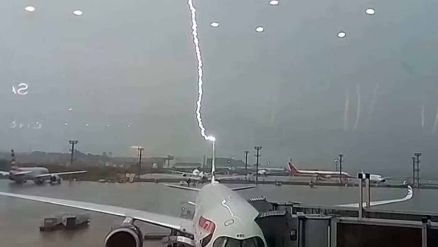 Συγκλονιστική στιγμή: Κεραυνός χτύπησε αεροπλάνο της British Airways!