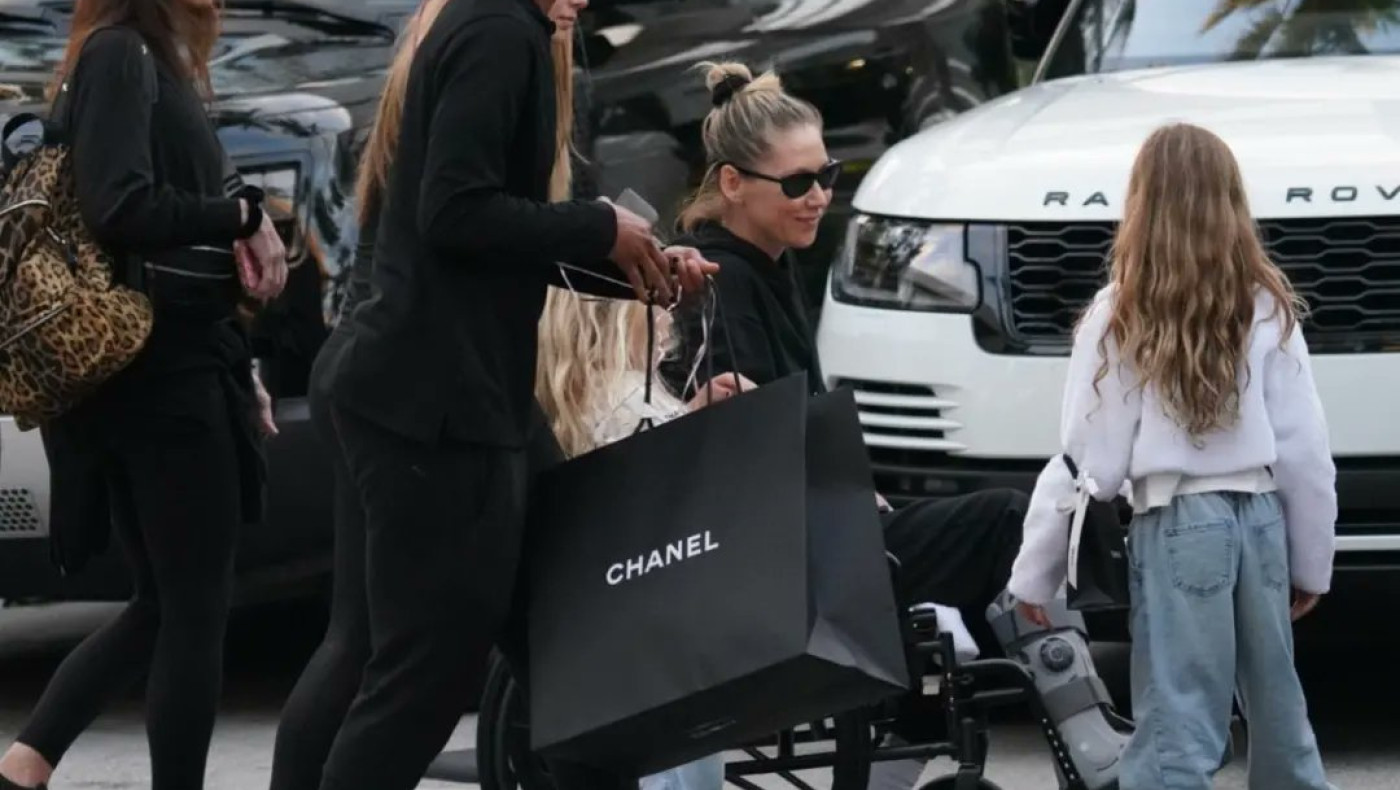 Εικόνες ΣΟΚ: Σε αναπηρικό αμαξίδιο η Άννα Κουρνίκοβα-Τι συμβαίνει με την υγεία της