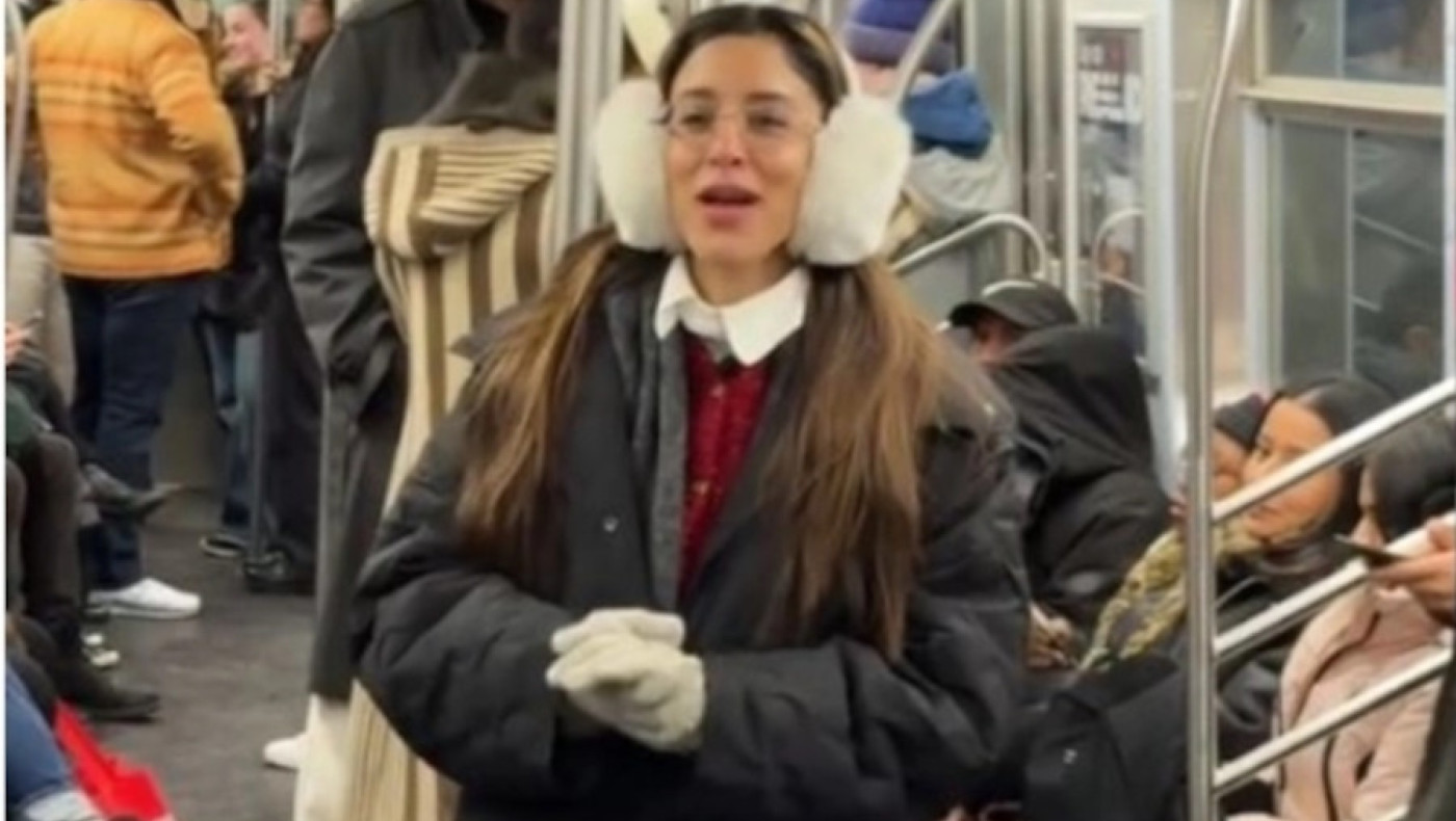 Η Σάττι έβαλε... ακουστικά και τραγούδησε στο μετρό της Νέας Υόρκης