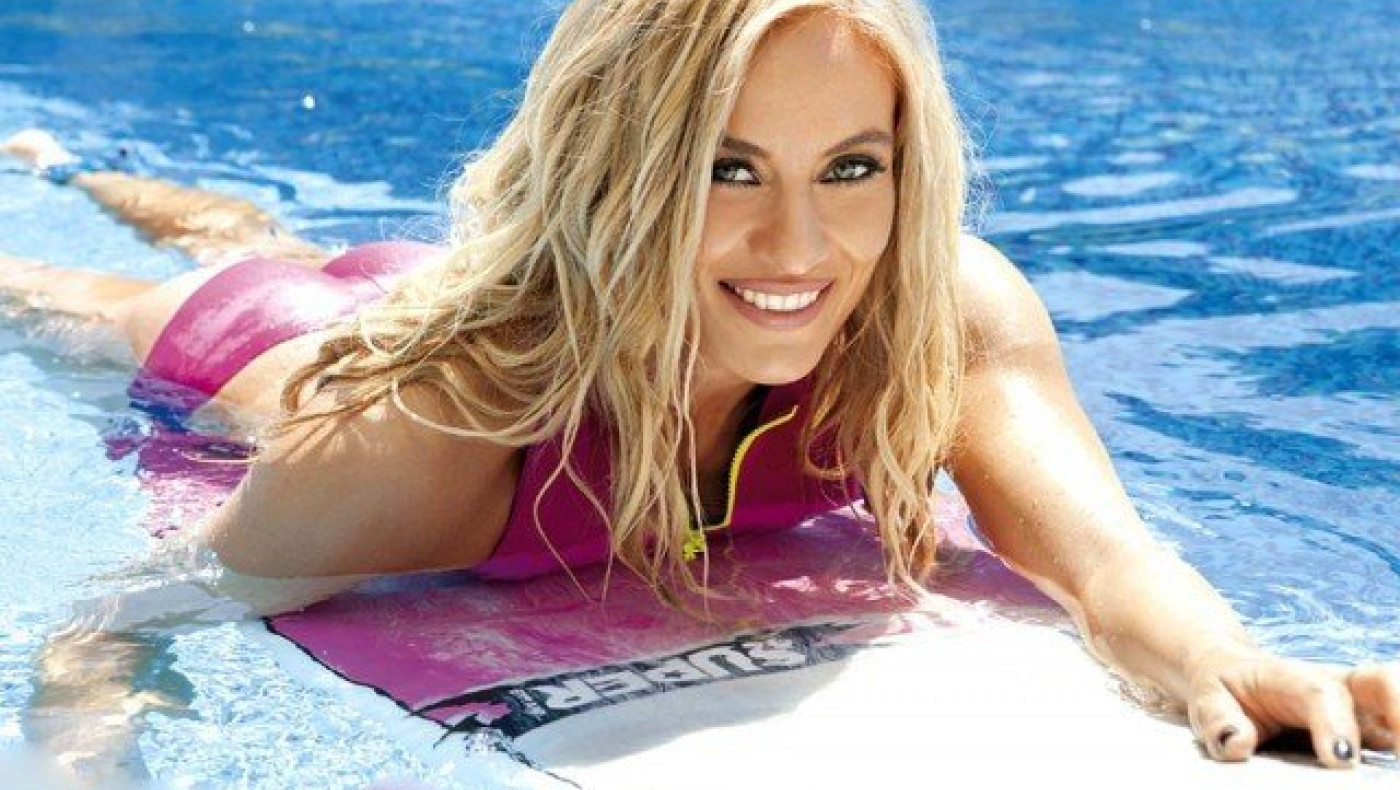 Topless στην παραλία η Ελεονώρα Μελέτη!     (pics)