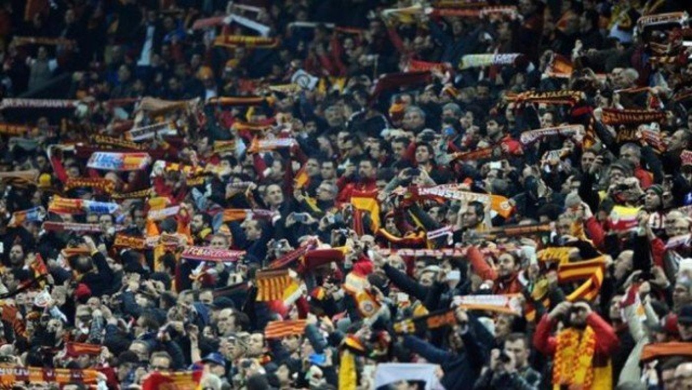 «Κάφροι» οπαδοί της Γαλατά έσπασαν το πούλμαν της Μπεσίκτας (video)