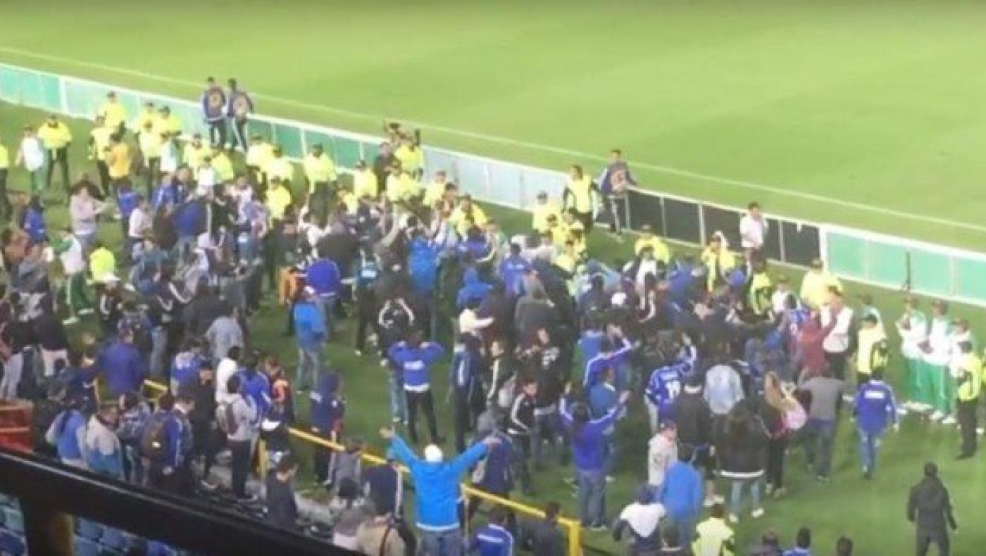 Νεκρός   οπαδός   σε   επεισόδια   στην Κολομβία (video)