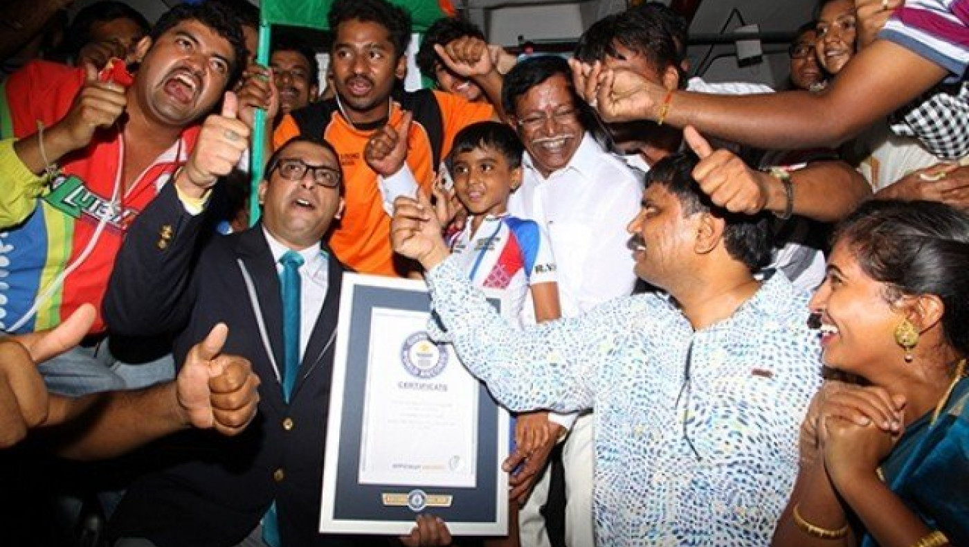 Πέρασε κάτω από 36 αυτοκίνητα με τα rollers του! (video)