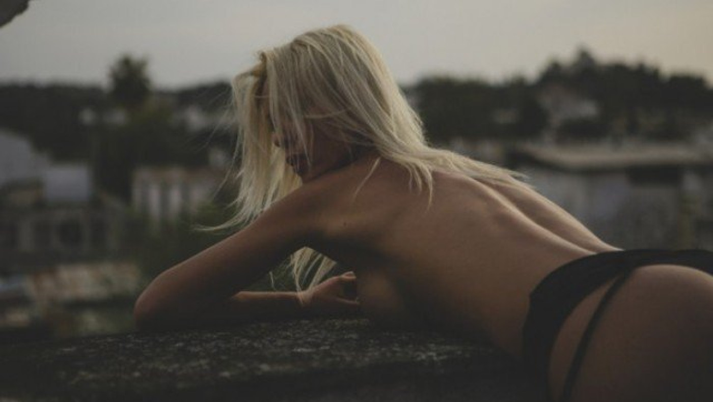 Δείτε ποια γνωστή Ελληνίδα τα πέταξε στο κέντρο της Αθήνας! (pics)