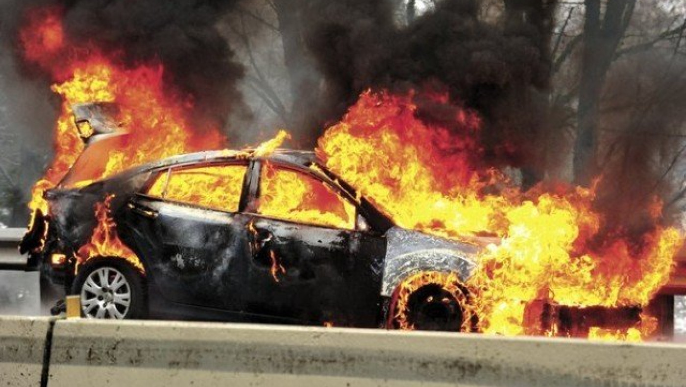 Θεσσαλονίκη - ΤΩΡΑ: Φωτιά σε αυτοκίνητο στο κέντρο της πόλης