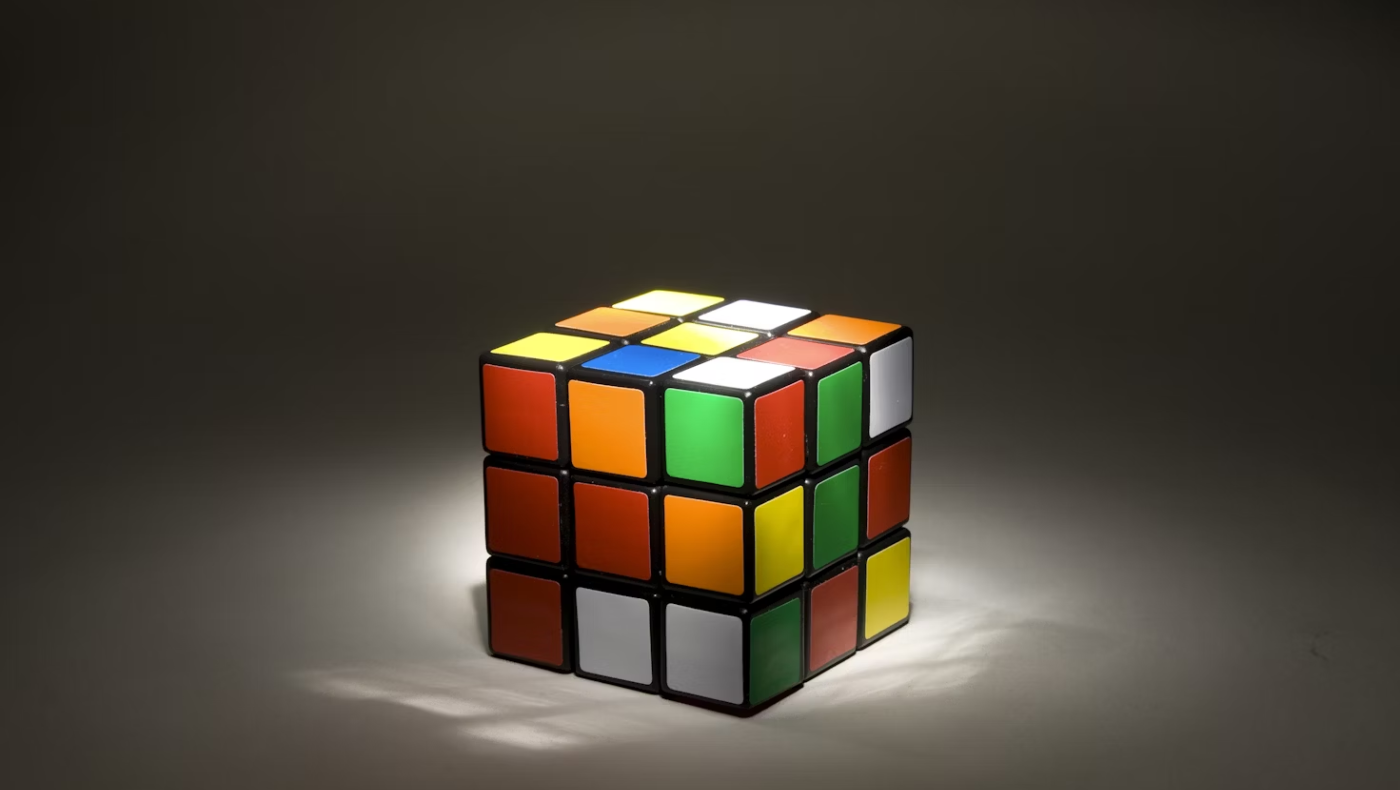Πώς λύνεται ο κύβος του Ρούμπικ σύμφωνα με τον δημιουργό του