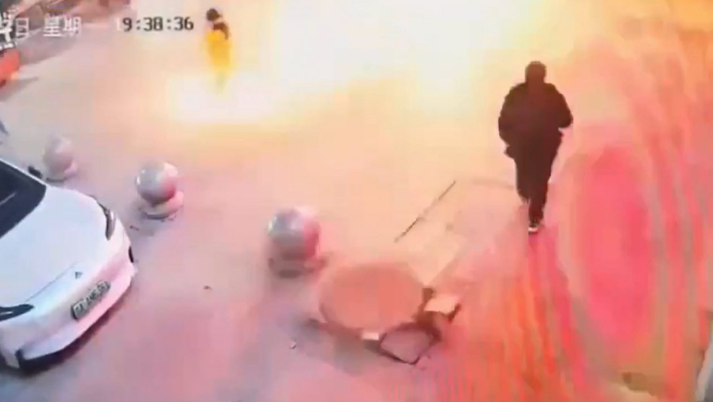 Πέταξε κροτίδα σε υπόνομο και εκτοξεύτηκε στον αέρα!