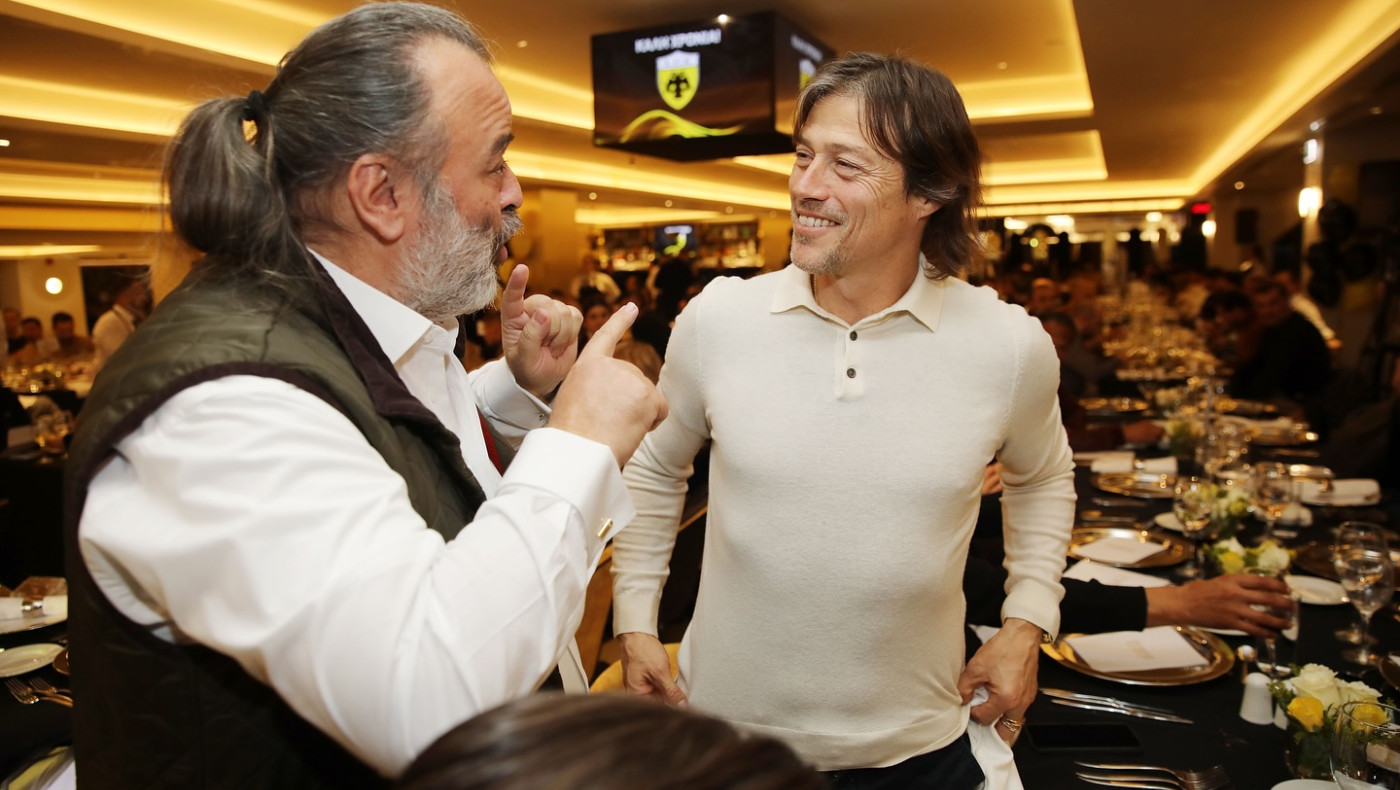 ΑΕΚ: Έκοψε την πρωτοχρονιάτικη πίτα-Το φλουρί στον Αλμέιδα (pics)