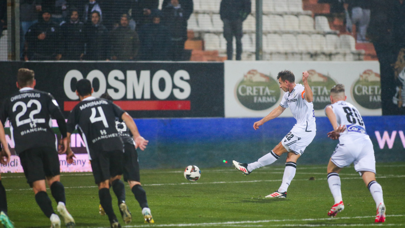 Ο ΠΑΟΚ «χορεύει» στη βροχή και ο Σβαμπ κάνει το 3-0 από την άσπρη βούλα