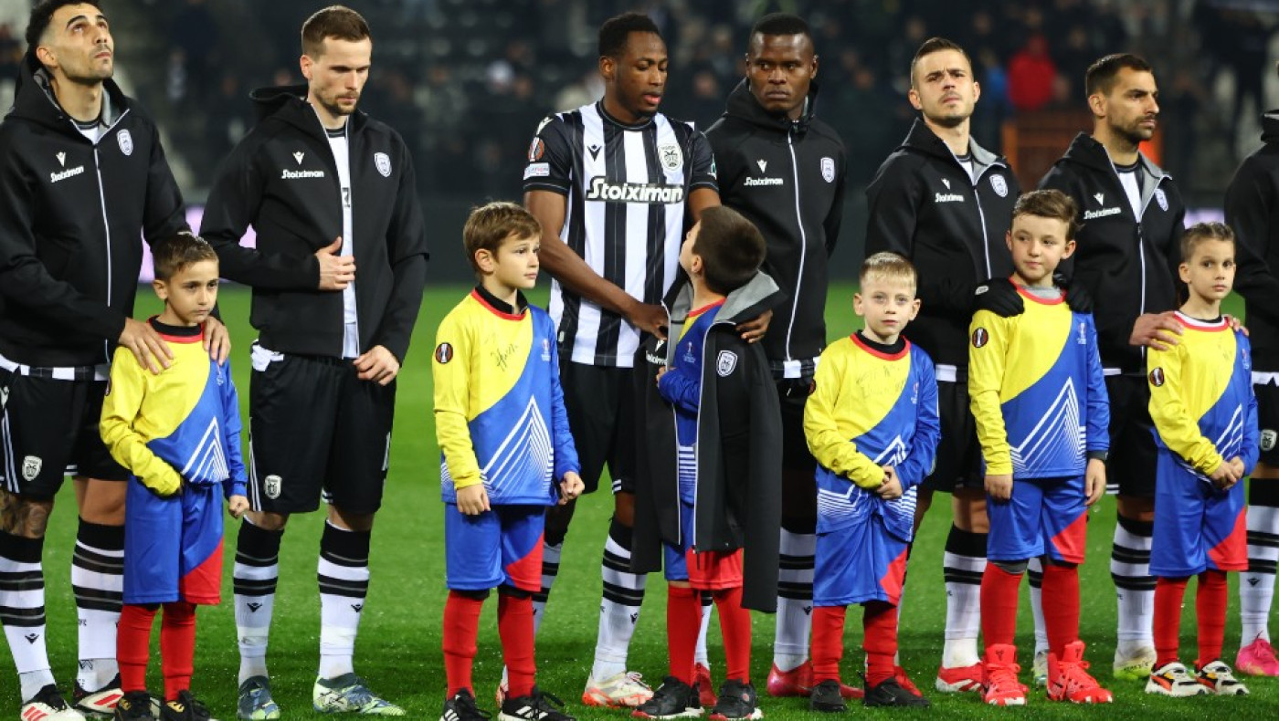 ΠΑΟΚ: Ο Μπάμπα έδωσε την φόρμα του σε παιδάκι που κρύωνε!