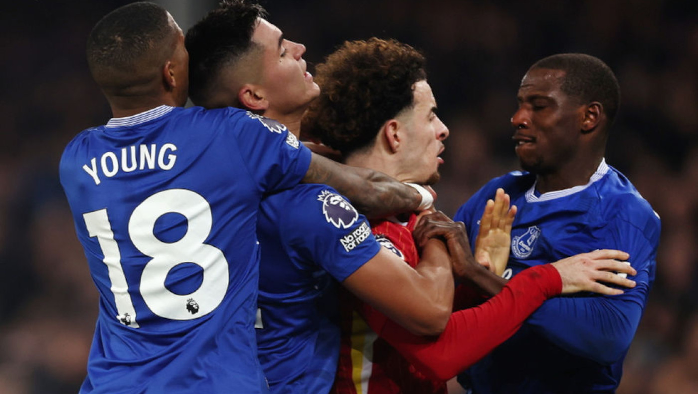 ΧΑΜΟΣ στο «Γκούντισον Παρκ»: Πιάστηκαν στα χέρια παίκτες της Έβερτον και της Λίβερπουλ!